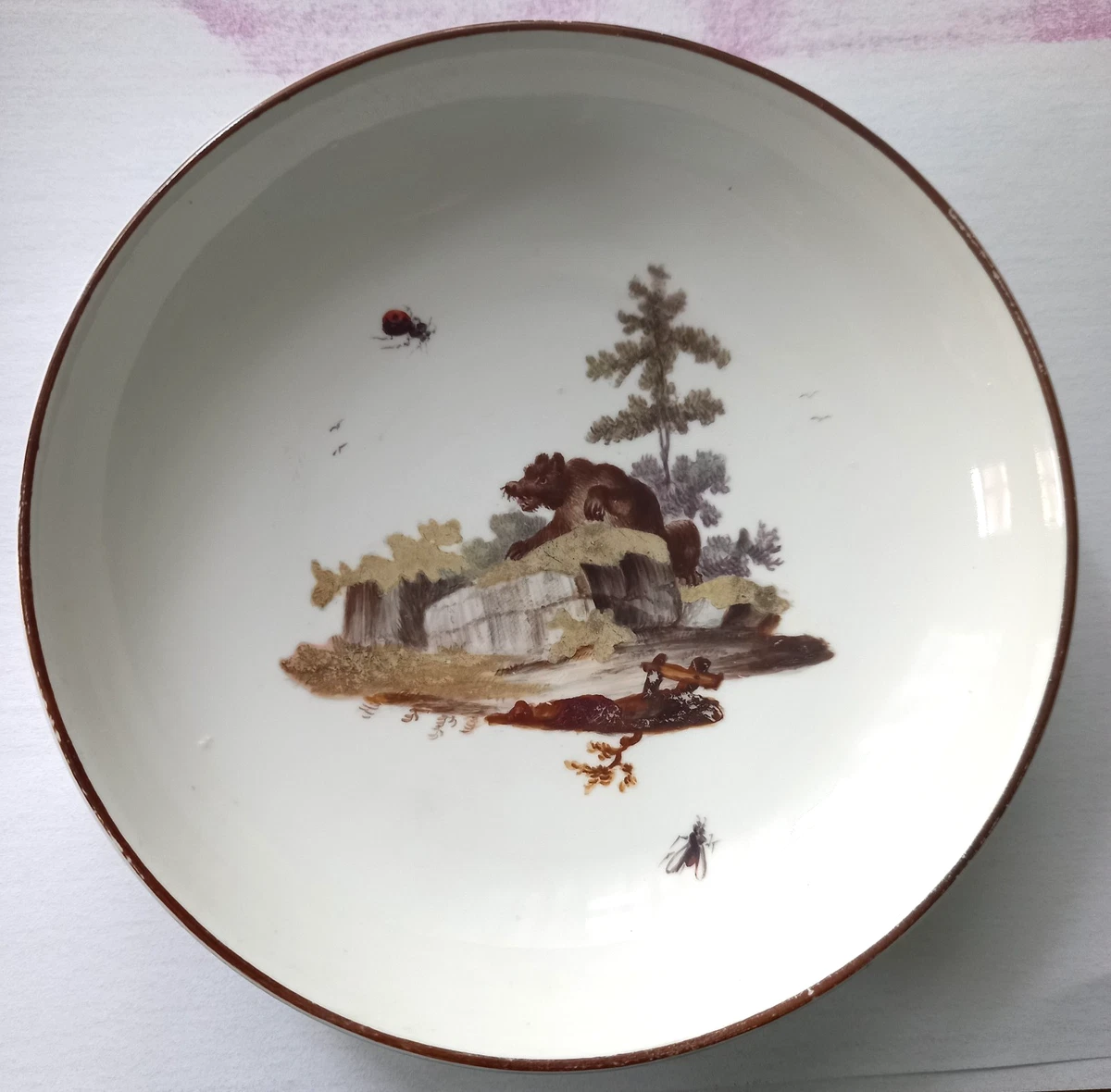 Höchst Porzellan Teller,Schale 18.Jhd ,Bär in Landschaft m.Insekten, 12,5 cm