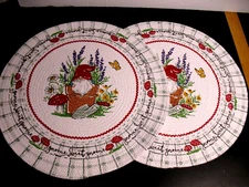GARDEN GNOME BRAIDED 14.5 INCH ROUND PLACEMATS LOT OF 2 KAY DEE DESIGNS NEW