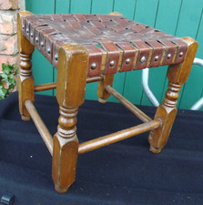 Vintage Mały drewniany toczony stołek ze skórzanym paskiem Siedzenie 30cm wysokości