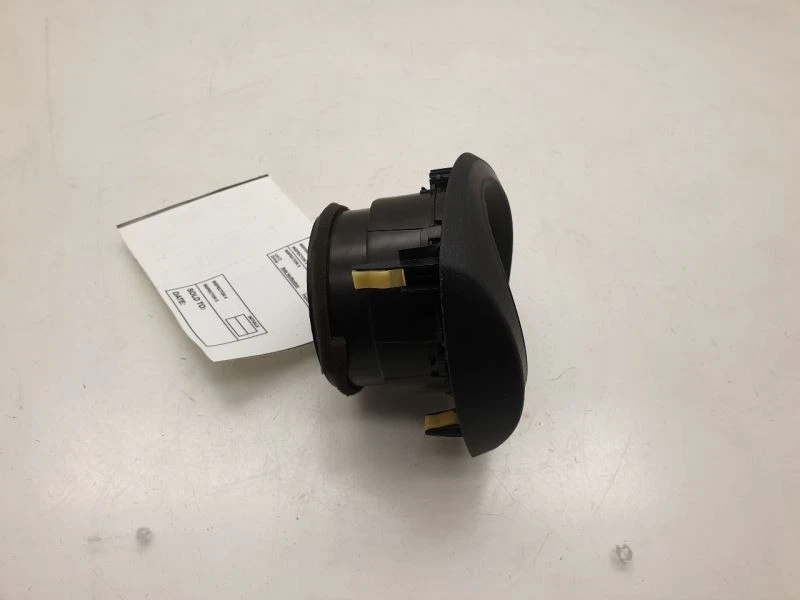 Toyota Prius C 2013 dos pasajeros bisel de tablero con ventilación Foto 3 de 4