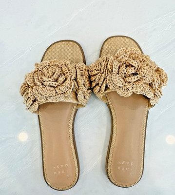 New Day Coco Raffia Flower Slide Sandals Women s Size 8.5 Tan Memory Foam