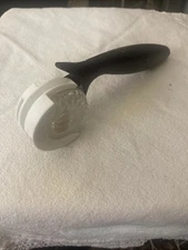 Retired - Pastry Cutter Pasta Ravioli From Pampered Chef,  Cooking & Comb