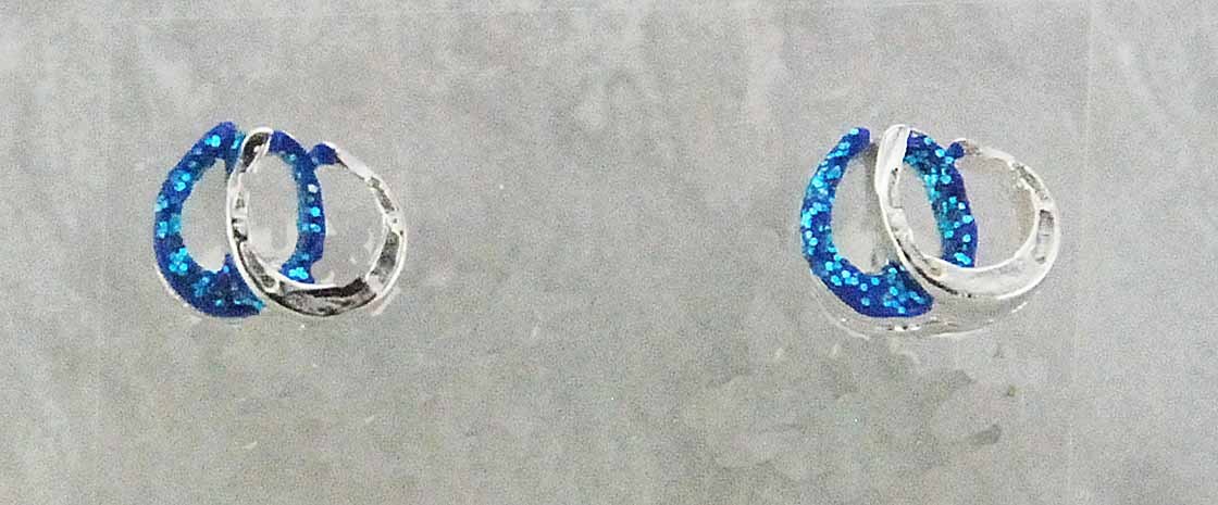 Завершающий штрих - маленькие блестящие серьги в виде двухцветной двойной подковы бирюзово-голубые 2190₽