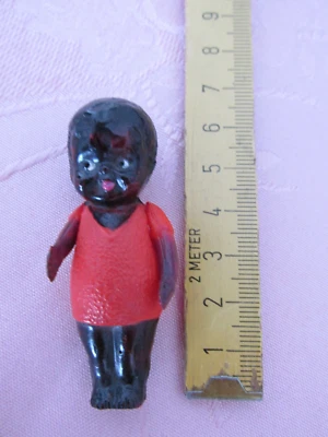 Celluloid Steiffbein-Googly schwarz mit eingefärbtem Kleid, 7 cm - Bild 1 von 4