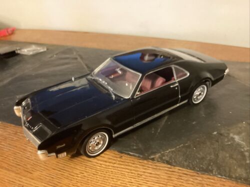 Road Signiture 1:18 1966 Oldsmobile Tornado Black Deluxe Edition RARE