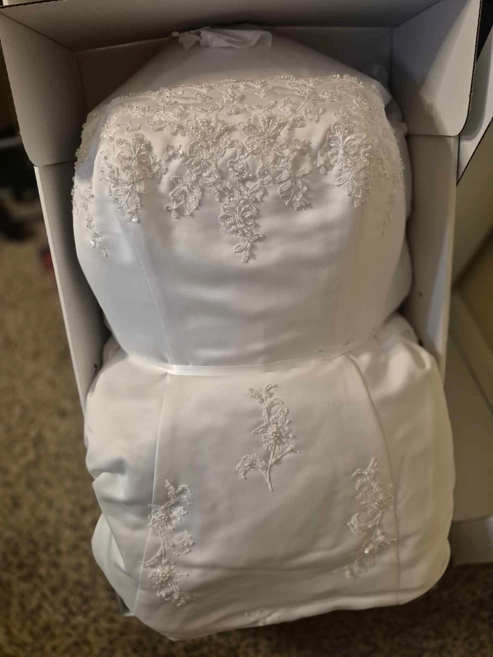 Wedding dress davids bridal excellent condition ballroom sleeveless - Image 3 of 4