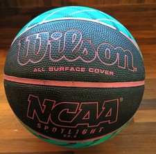 Wilson NCAA Spotlight Basketball 28,5 - copertura per tutte le superfici - retrò verde acqua e rosa 