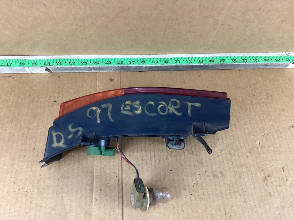 Luz trasera derecha del lado del pasajero Ford Escort Station Wagon 1997-1999 OEM Foto 4 de 4