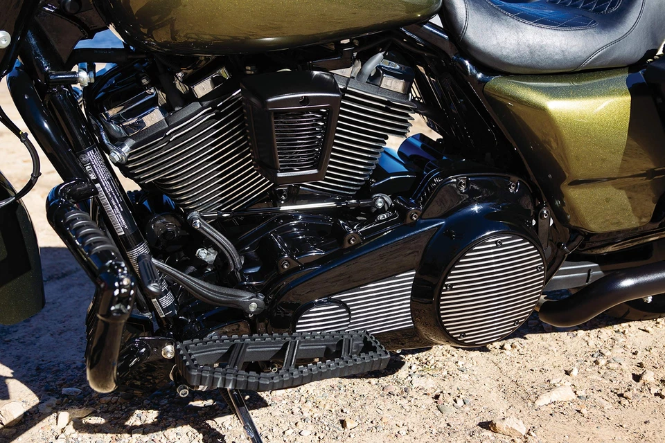 Cubierta primaria interior Kuryakyn Precision negra 6443 Foto 3 de 4