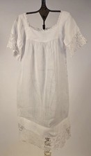 ANTIQUE EDWARDIAN WHITE LINEN CHILD  S DRESS W FLORAL CHEMICAL LACE TRIM