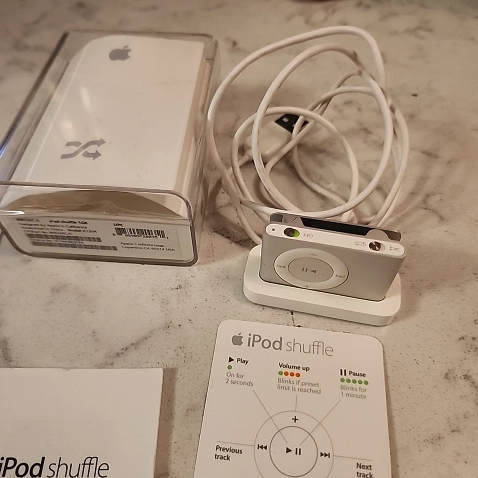 Apple iPod Shuffle Bundle 2nd Generation Silver A1204 1GB Tested & Works - Image 3 of 4