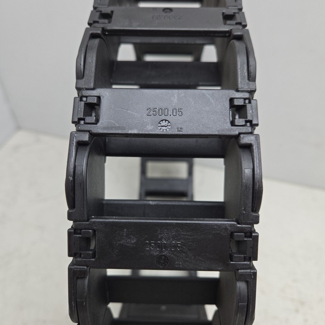 40" Igus 250.05.125 Cable Carrier System 2.24" Inner 2.87" Outer 22 Links New