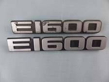 MAZDA BONGO E1600 2 x insigne emblème logo sigle monogramme coffre en plastique