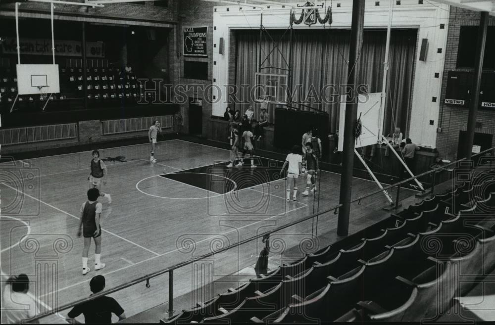Foto de prensa 1976 pequeño gimnasio de la Universidad de Concordia en Wisconsin - mja77967