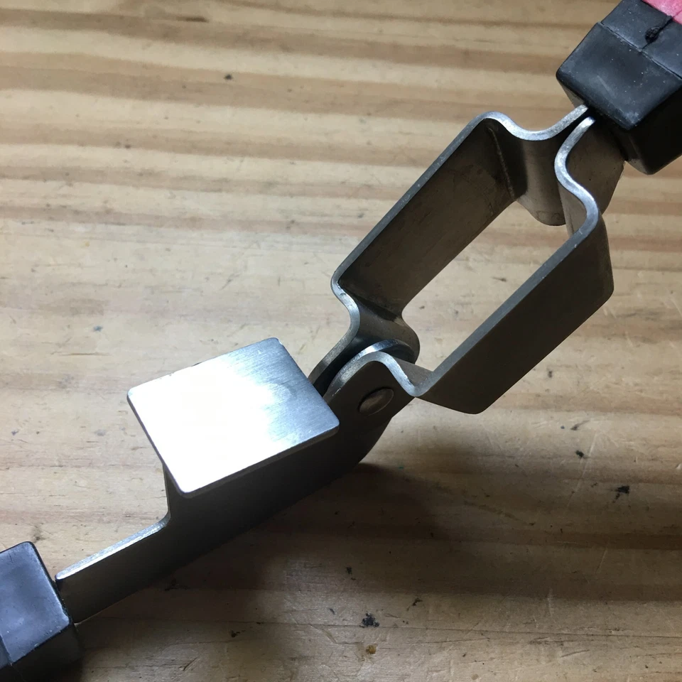 Prensa de ajo de acero inoxidable de metal premium OXO de 7,5" L Foto 2 de 4