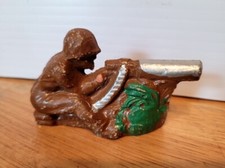 NICE 1930s MANOIL MC2 COMPOSITION DIME STORE G.I. SOLDIER SEATED MACHINE GUNNER