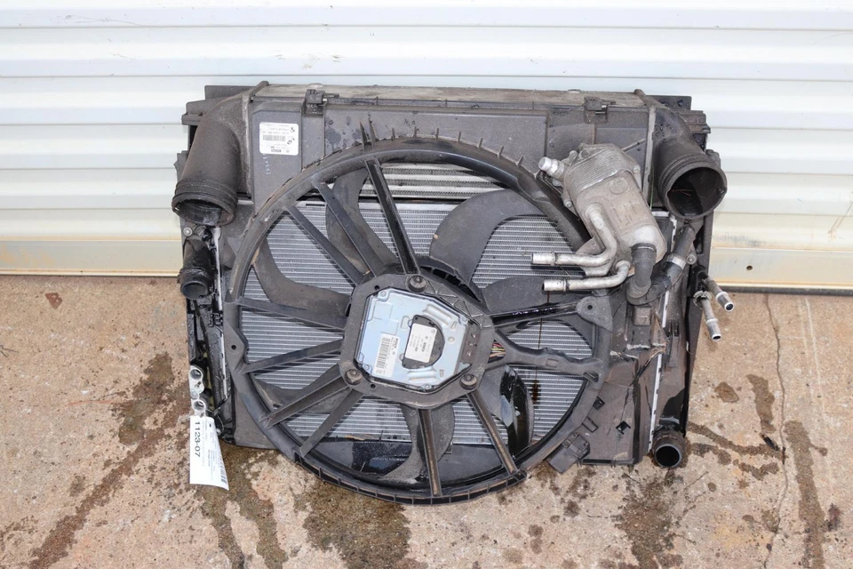 2007-2013 BMW 335I E92 ENGINE RADIATOR CONDENSER COOLING FAN MOTOR ASSEMBLY OEM - Image 2 of 4