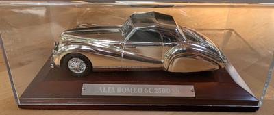 Alfa Romeo 6C 2500 SS Modellauto (1:43) Atlas Silver- Cars Collection + Broschür