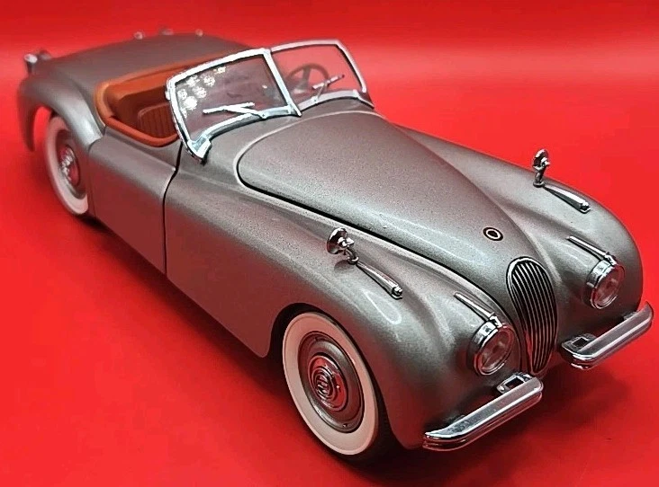Danbury Mint 1949 Jaguar XK120 Roadster Silver Convertible 1/24 Diecast Car  - Image 2 of 4