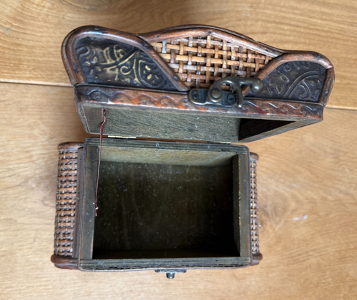 Vintage Chinese Jewellery Box Casket Woven Wicker & Wood 21cm x 17cm x 11cm - Picture 6 of 13