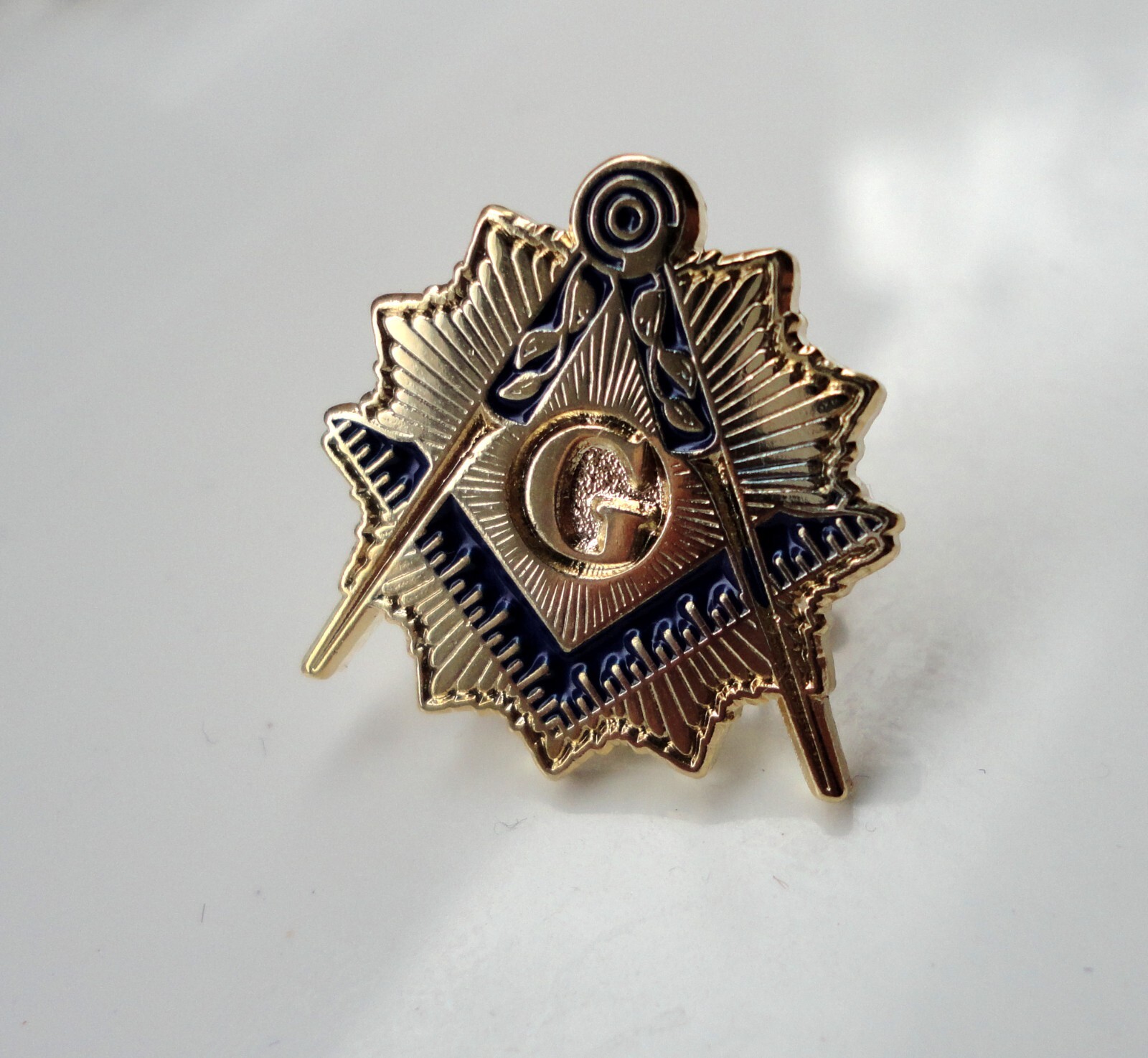 Pre-Owned Freemason lapel pin badge Square Compass Light Gold Base