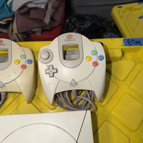 SEGA Dreamcast ConsoleHKT-3020 2 Controllers Power Comes On, Project Justin Game