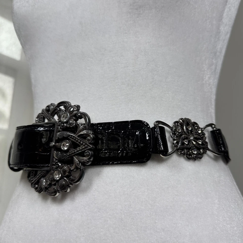 Черный лакированный кожаный ремень с украшенной стразами серебряной пряжкой - Изображение 3 из 4