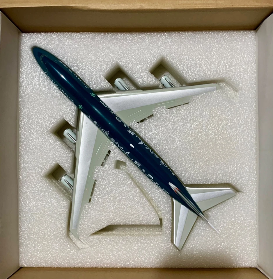 Boeing 747-267B - Cathay Pacific - Maker Unknown - 1:200 Scale Diecast - Image 2 of 4