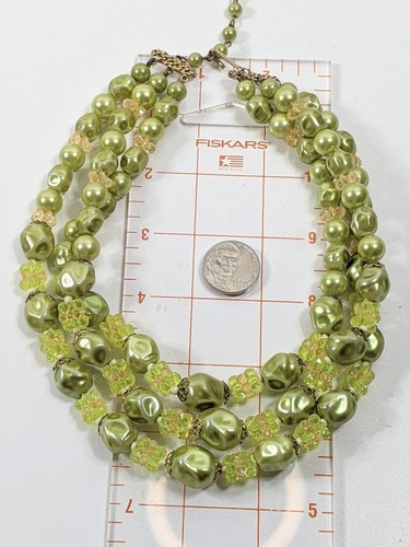 Collana triplo filo crema pistacchio perle finte accenti tono oro - Foto 7 di 7