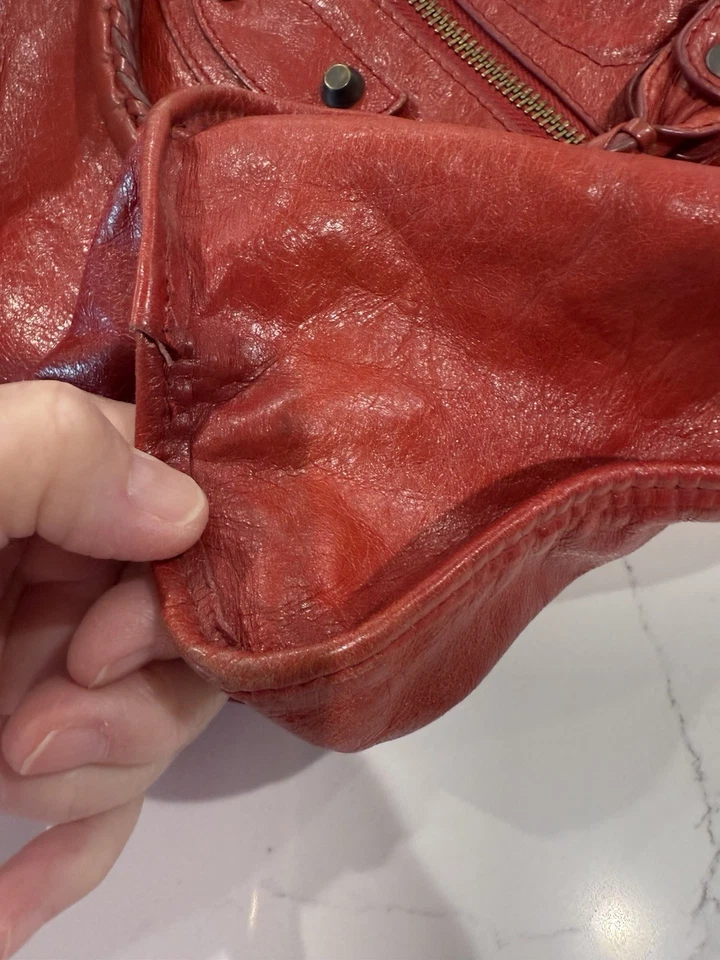 Bolso de Mano Editor de Cuero Rojo Besso Bolso de Hombro Doble Asas Colgante ID Foto 4 de 4