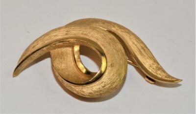 Signierte TRIFARI Krone Goldfarbene Texturierte SWIRL Form Brosche