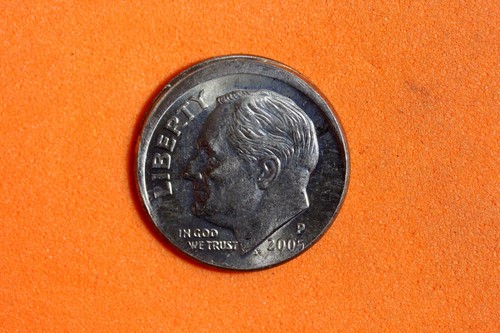 2005 P Broad Stuck Off Center Roosevelt Dime #M19202 - Afbeelding 1 van 2