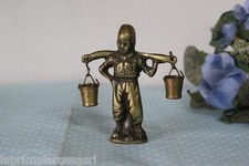 VECCHIO ACQUAIOLO IN OTTONE H CM 7,5 - SCULTURA DI CONTADINO CON SECCHI 