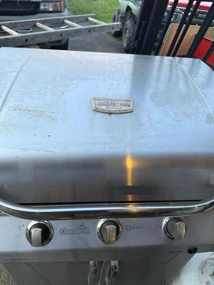 Parrilla de gas propano de 3 quemadores de acero inoxidable Char-Broil con quemador lateral Foto 2 de 3