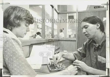 1972 Press Photo John Tomas & Elliott Winlow playing chess outside Star newsroom