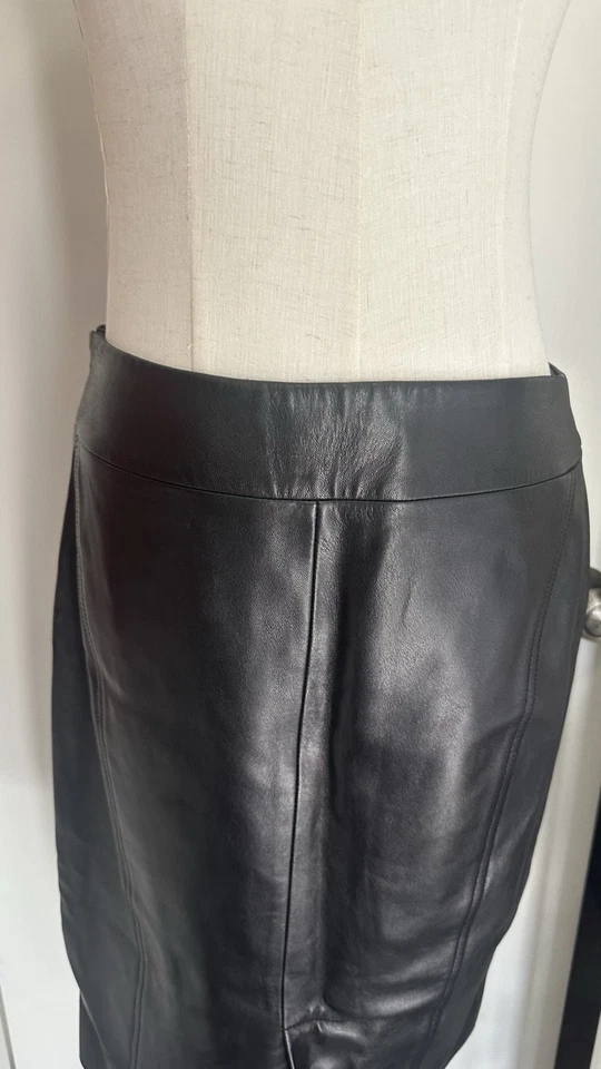 Saia Adrienne Vittadini feita na Itália tamanho 10 100% couro genuíno preto. A-3 - Imagem 3 de 4