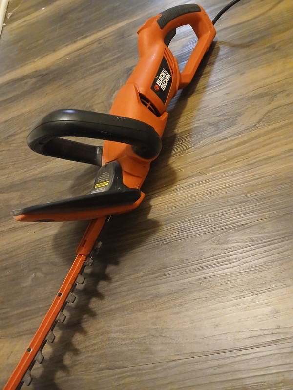 BLACK+DECKER Corded Electric Hedge Trimmer 24in Front-Hand Guard