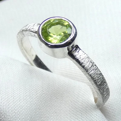 💚Ring 925 Silber Gr 18,4 (58) runder, facettierter Peridot Olivin teilmattiert - Bild 1 von 4