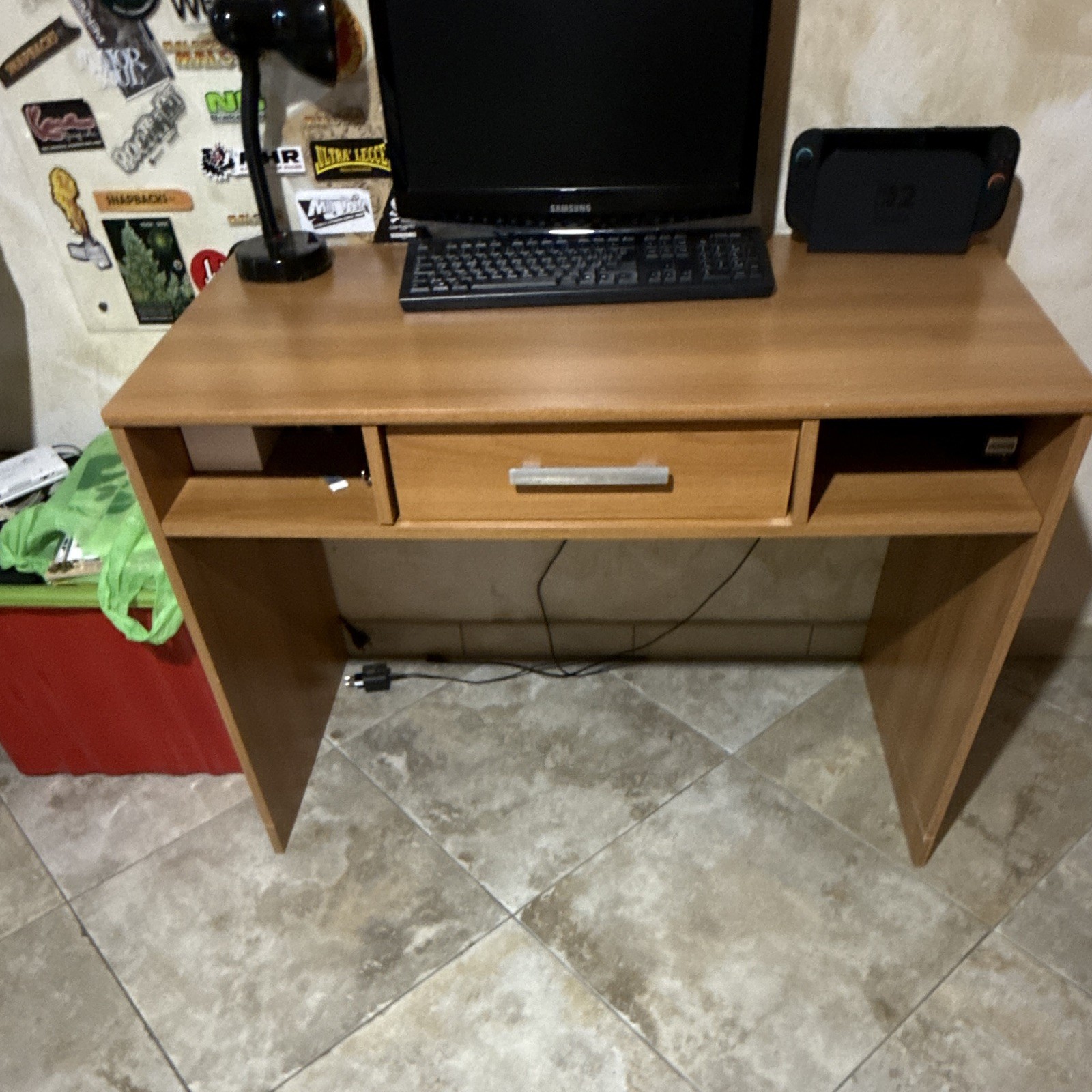 Scrivania porta PC in legno marrone 1 cassetto 2 ripiani, H75 cm 61-80