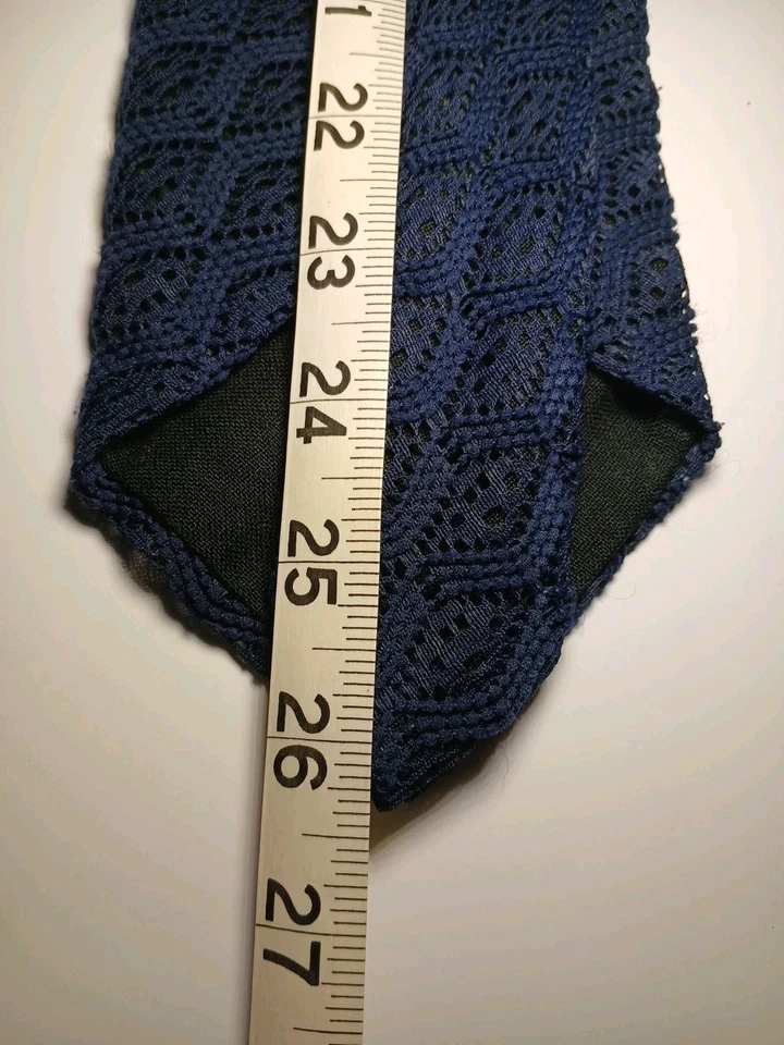 Gravata DeCarlo Vintage Azul Marinho Malha Tecelagem Aberta Geométrica Texturizada Funky Psicodel - Imagem 3 de 4