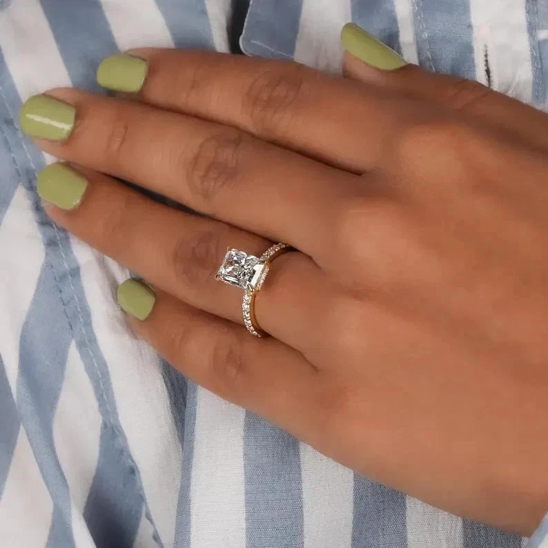 Anillo de compromiso con halo de moissanita de corte radiante de 3,20 quilates acabado en oro amarillo de 14 k Foto 4 de 4