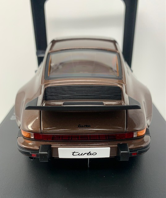 オートアート1/18 ポルシェ911 Turbo 3.0 (930) グリーン 1976