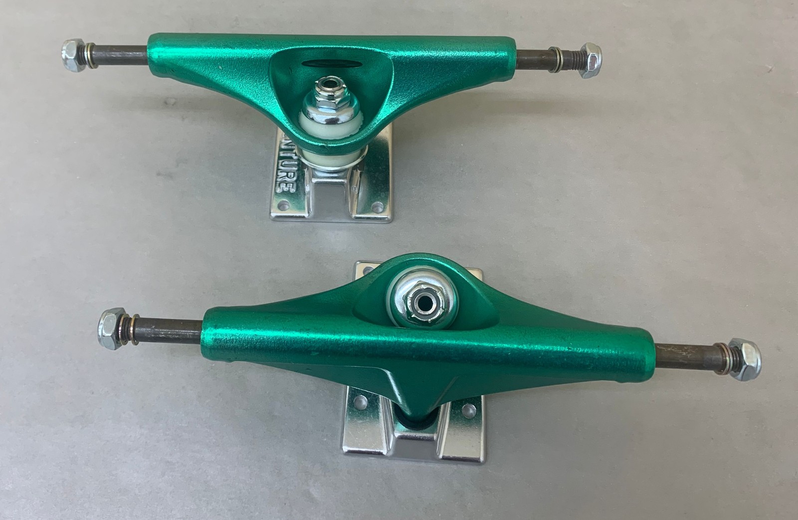 Venture Skateboard Truck VHL in Anodized Green - 5.6" (Set of 2)