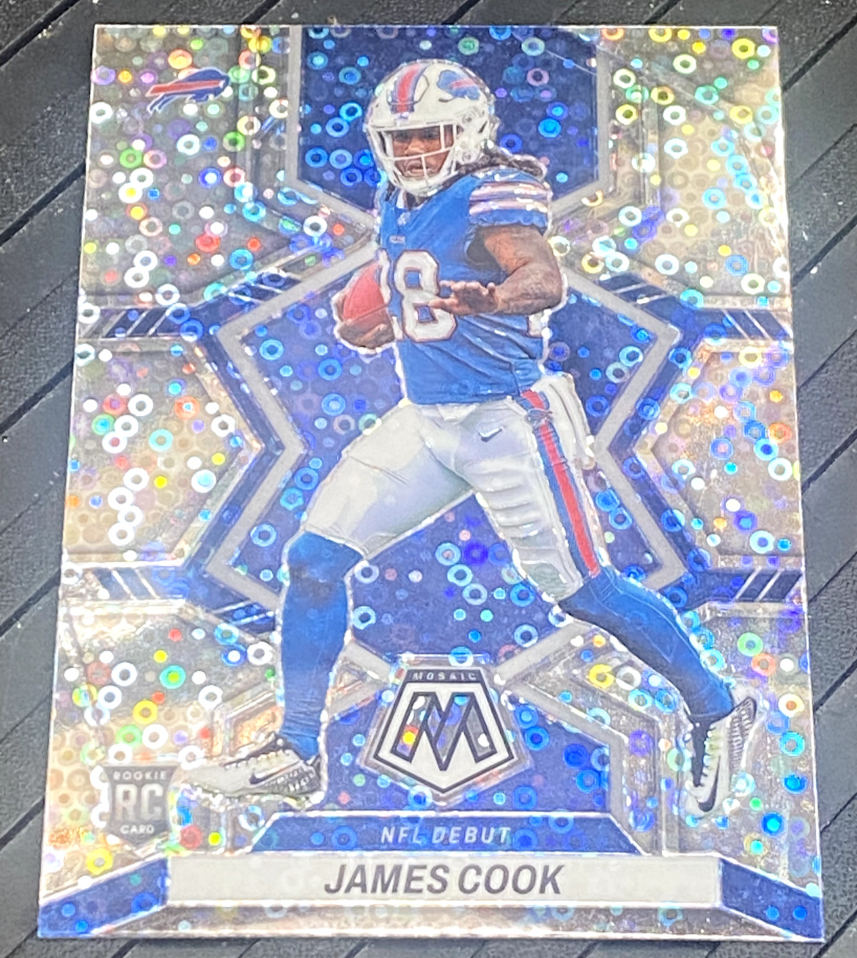 2022 PANINI MOSAIC #285 JAMES COOK RC NO HUDDLE DISCO PRIZM NFL DEBUT - BILLS