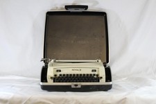 Royal 890 Vintage Typewriter with Carrying Case thumbnail
