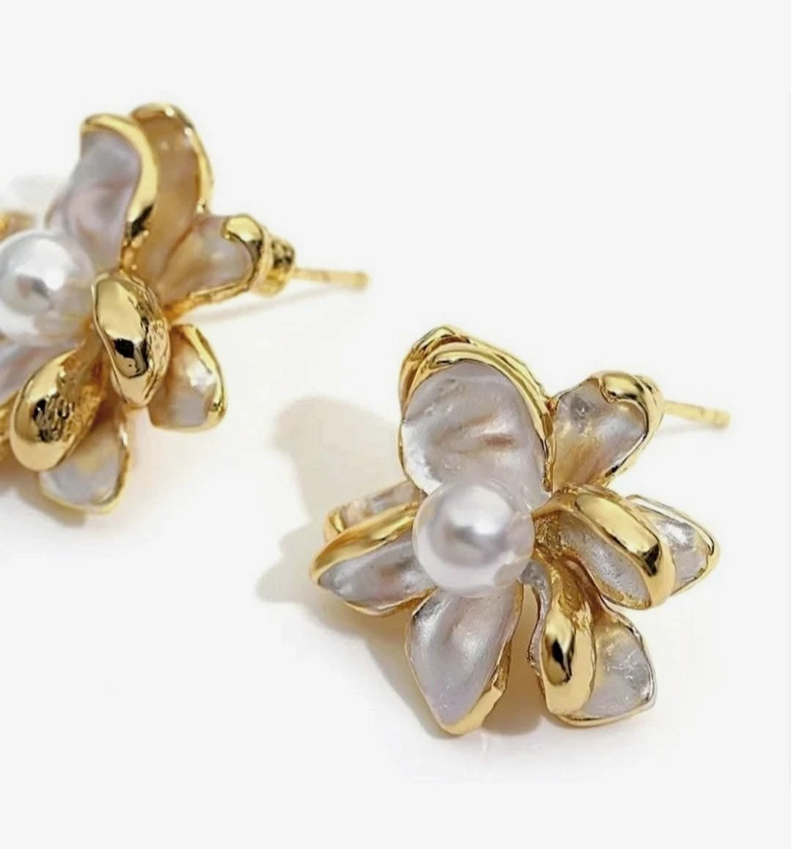 Pendientes Anthropologie Flor Perla Oro  Foto 3 de 4