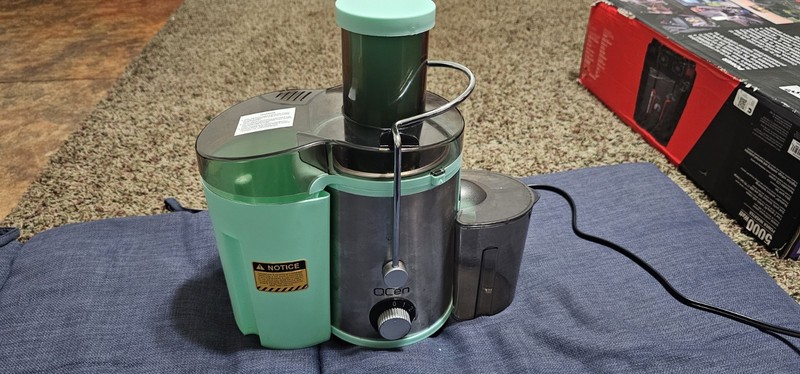 Qcen Electric Juicer Fruit & Vegetable Juice Extractor Machine Used