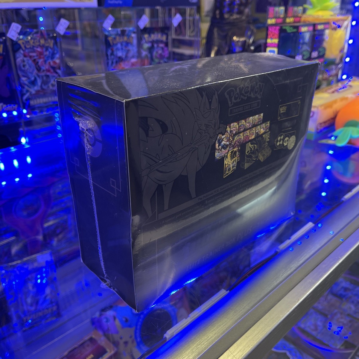 Pokémon TCG Sword & Shield Elite Trainer Box Plus Zamazenta Card