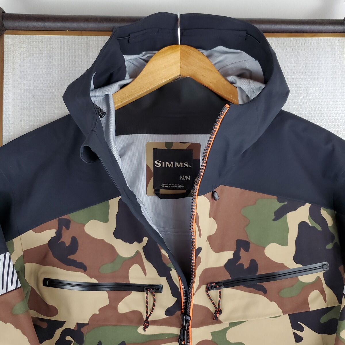 SIMMS NEW $449 Mens Size Medium 30k Waterproof Woodland Camo SIMMS NEW $449 Mens Size Medium 30k Waterproof Woodland Camo