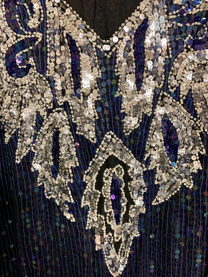 Vestido de novia indio adornado vestido azul oscuro hecho a mano lentejuelas plateado bordado Foto 3 de 4